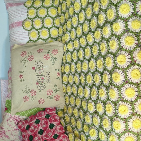Vintage Handmade Ditsy Daisy Daisy Chain Throw Blanket 47" x 62" - Picture 2 of 5